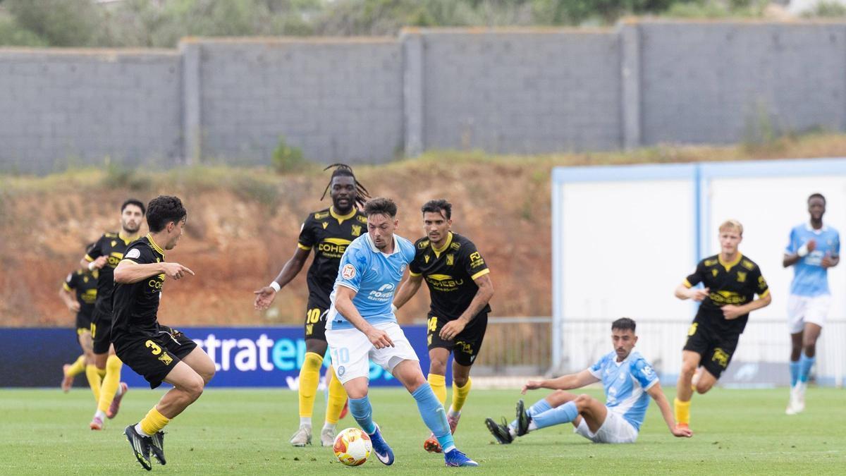 Max Svensson conduce el esférico rodeado de jugadores en el encuentro ante el Atlético Sanluqueño