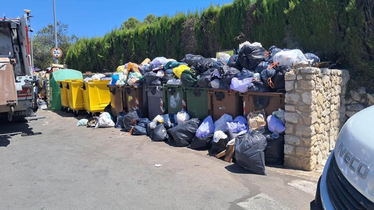 Contenedores a rebosar de basura en un área abierta de contenedores en Ontinyent.