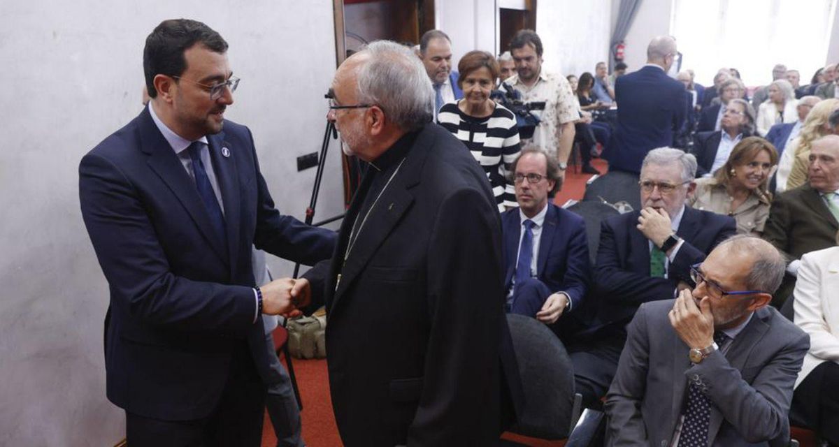 Barbón saluda al arzobispo Sanz en presencia de Carmen Moriyón, Antonio Lorenzo, Ignacio Vidau y Gabriel Bernal, entre otros. | LUISMA MURIAS