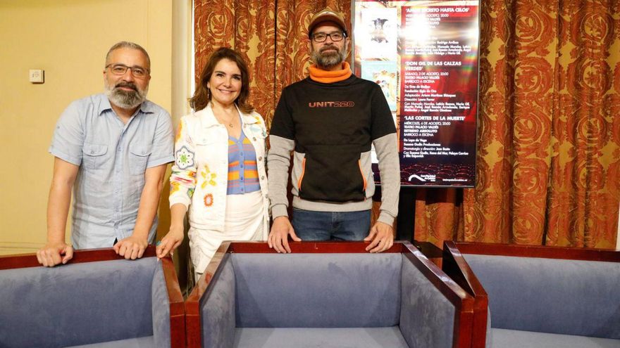 Sergio Gayol, Yolanda Alonso y Jóse Busto, ayer, en el foyer del teatro Palacio Valdés. | MARA VILLAMUZA
