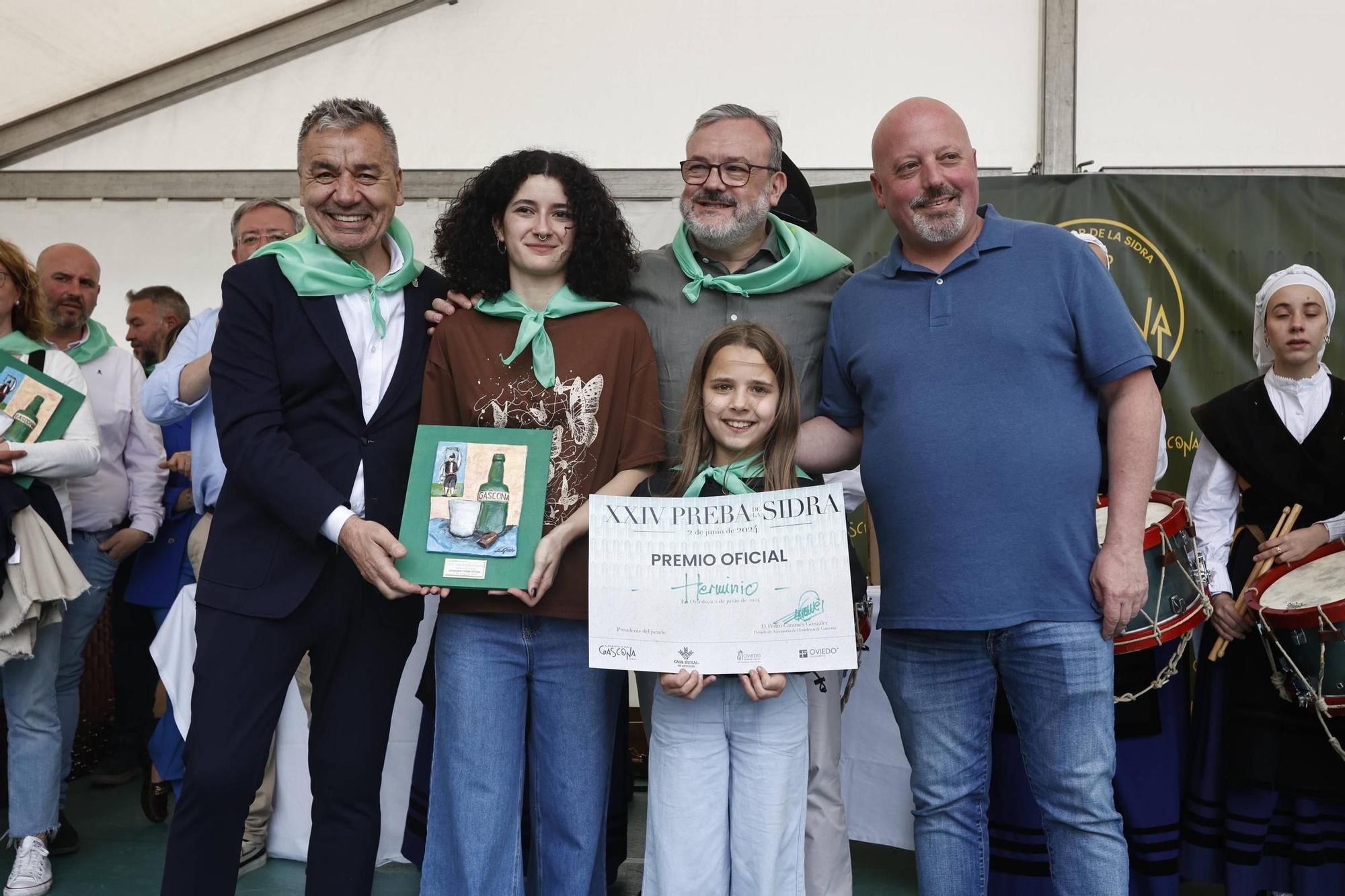 EN IMÁGENES: El buen tiempo y el oviedismo maridan una preba de la sidra multitudinaria en Gascona