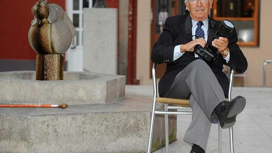 El fotógrafo Alberto Martí Villardefrancos, ayer, en la plaza del Humor, de A Coruña. / víctor echave