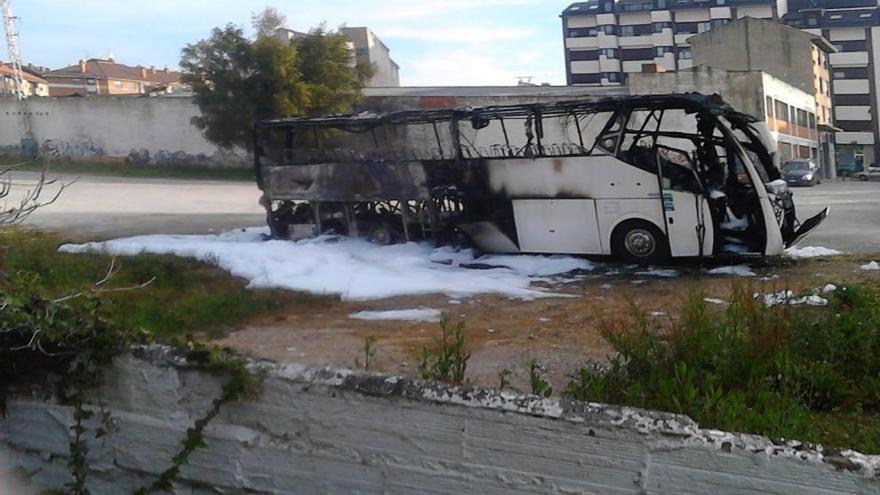 Arde un autobús en Lugones