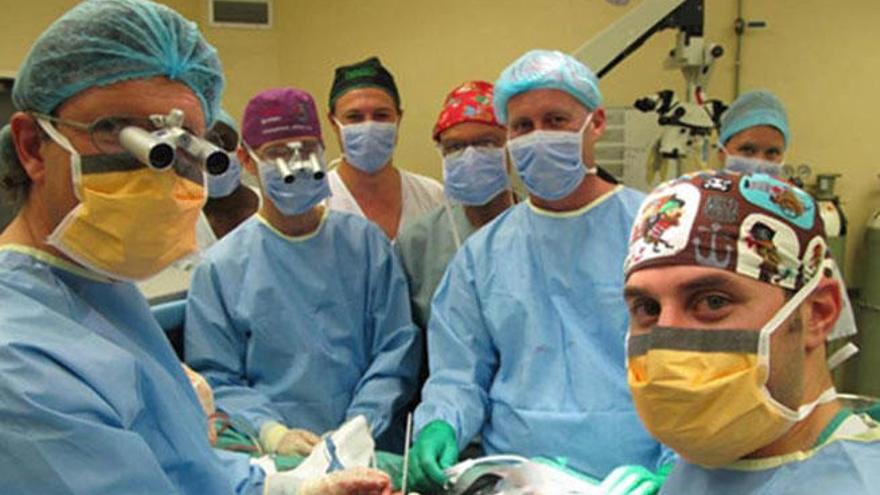 El equipo médico que realizó el trasplante de pene.