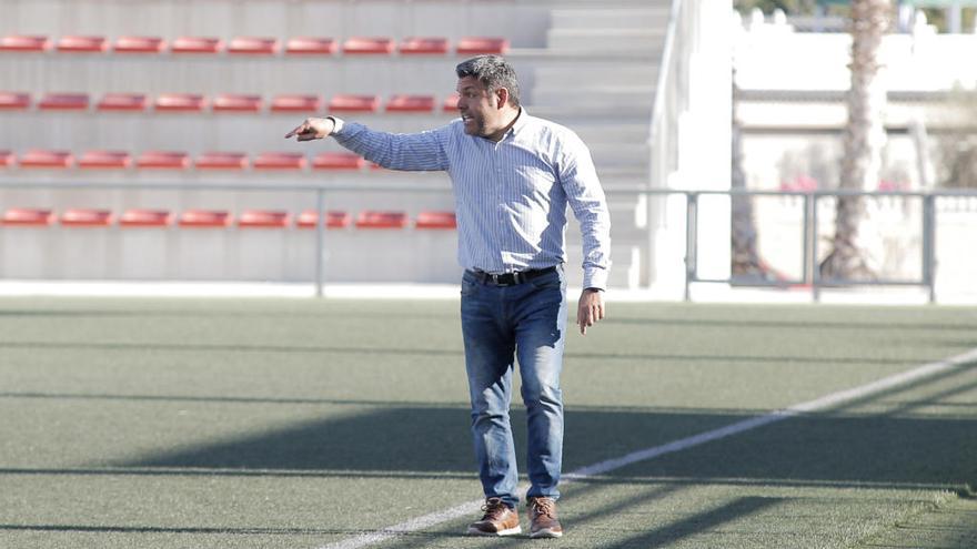 El técnico Paco Onrubia durante un partido del Eldense.