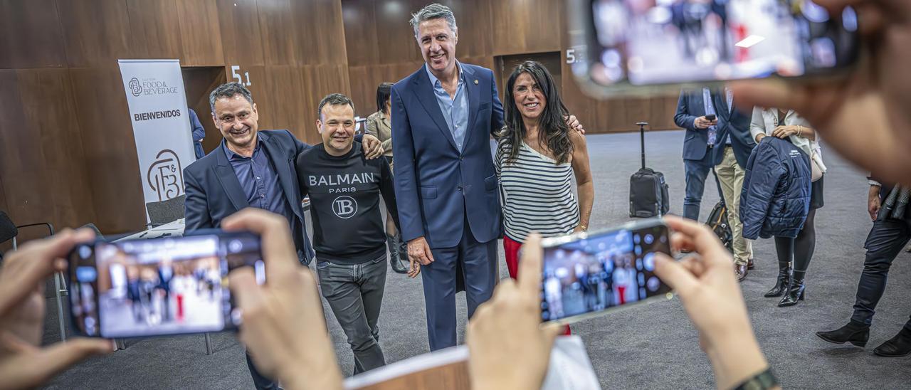 El alcalde Albiol, junto a la periodista Cristina Cubero y los empresarios Enrique Tomás y José Elías