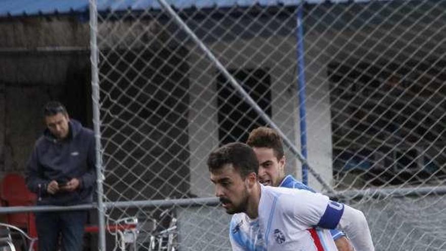 Un futbolista del Cruceiro conduce el balón ayer. // Santos Álvarez