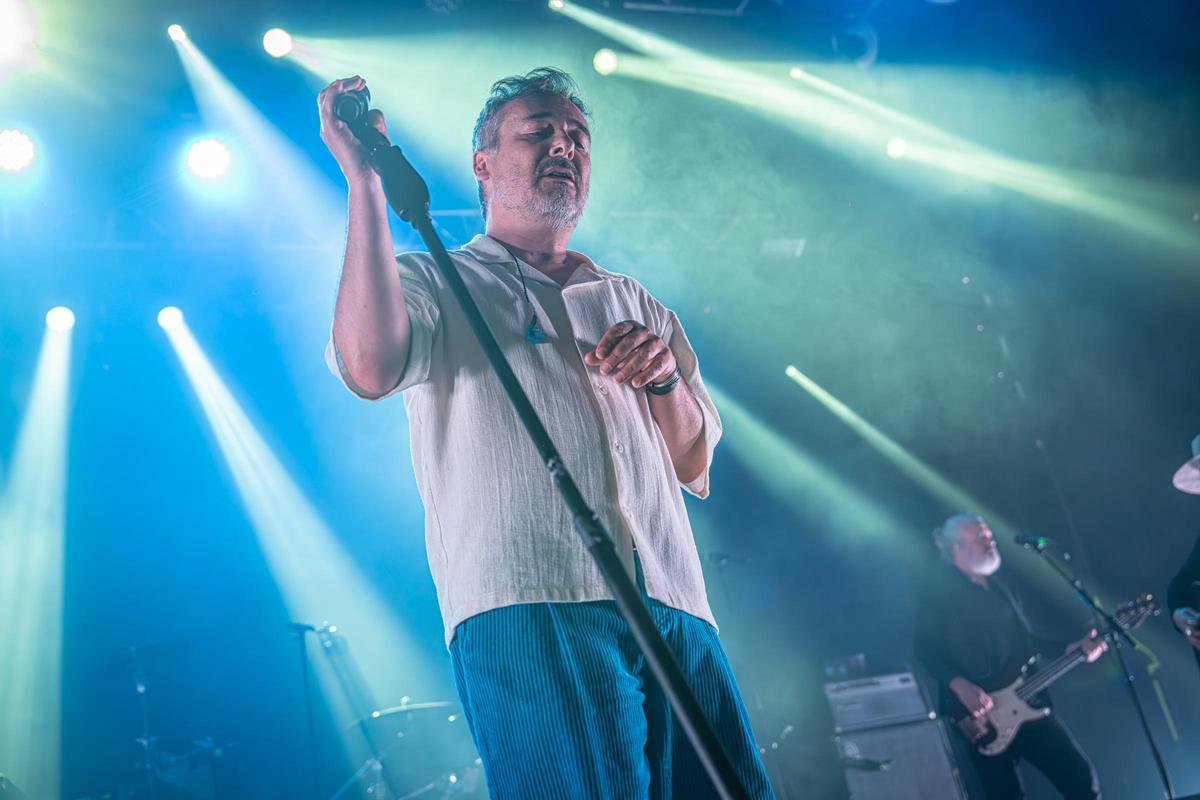 Love of Lesbian cierra filas con su ‘hermandad’ en un inflamado estreno en Razzmatazz