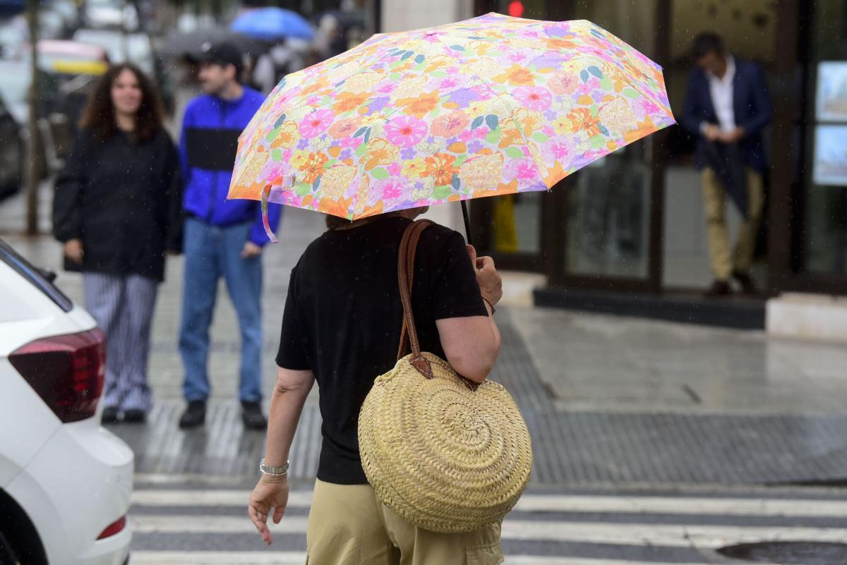 Gente paseando con paraguas en A Coruña