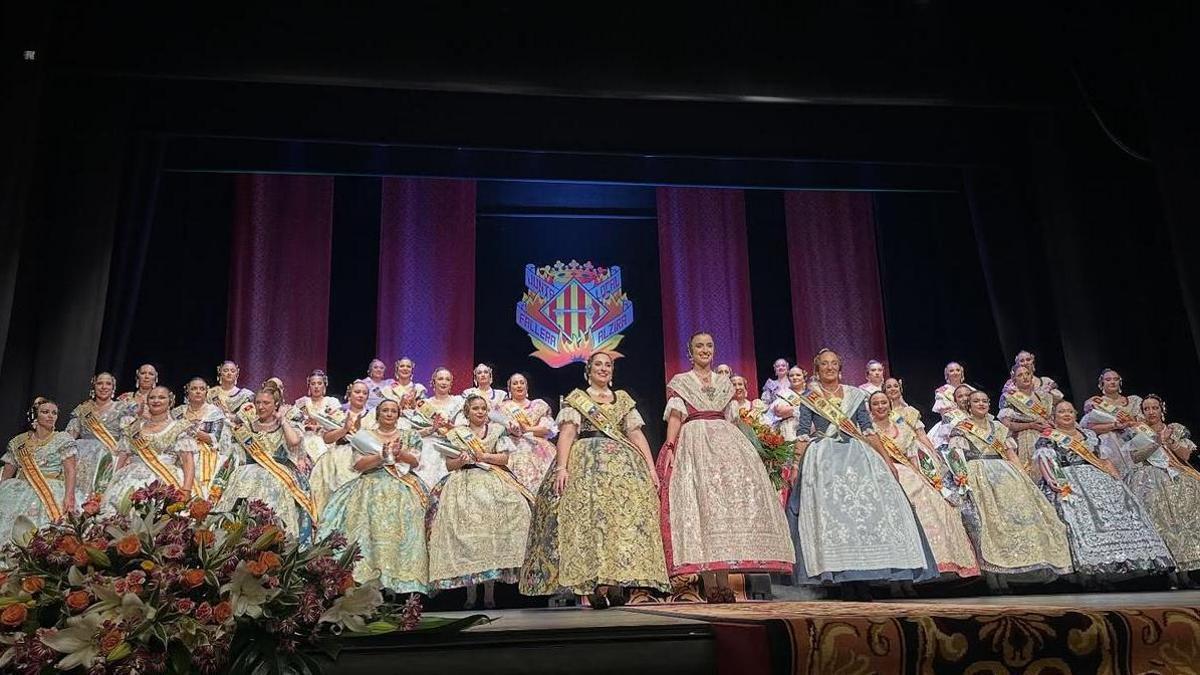 Lluch Comins y la fallera mayor de València, el sábado, en el escenario del Gran Teatro.