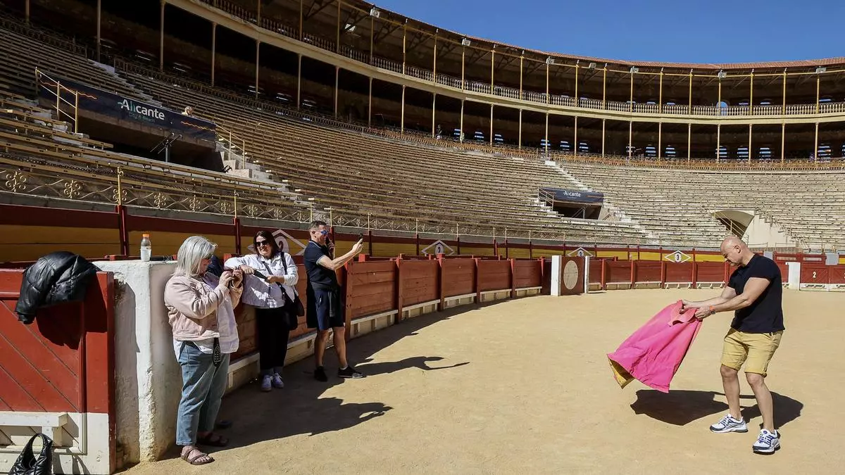 Mejor en grupo: el tour que descubre la plaza de toros de Alicante sigue captando visitantes