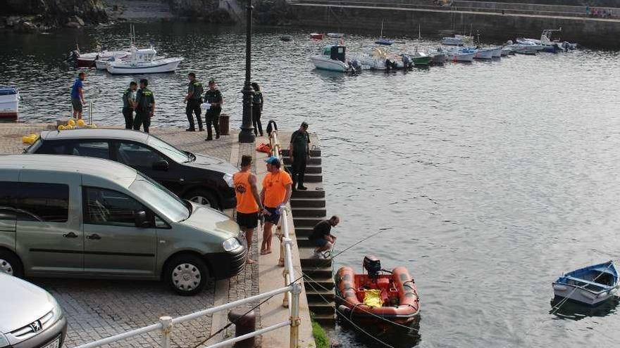 Despliegue policial en el puerto, junto a la lancha de salvamento que trasladó el cuerpo.