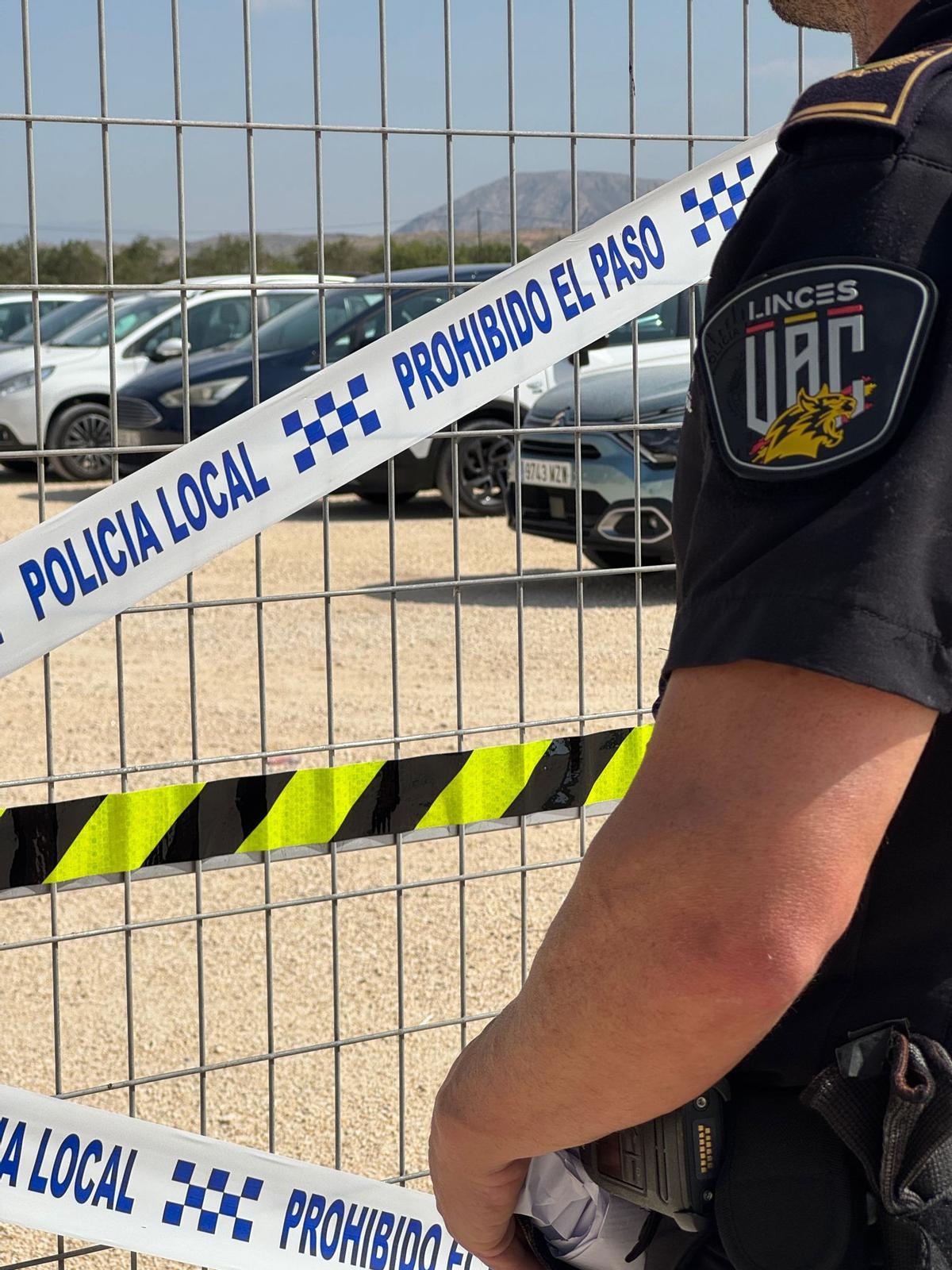 Uno de los agentes de la Policía Local, durante la actuación en la campa de Torrellano.