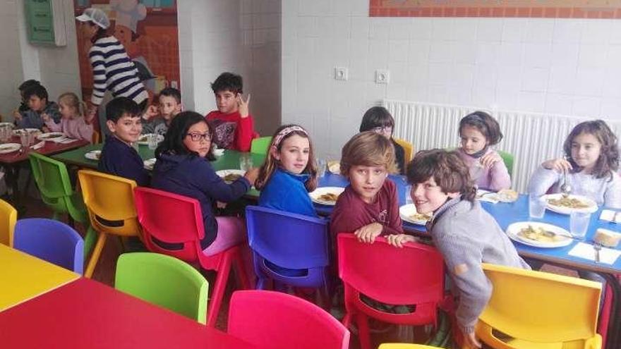 Un grupo de alumnos en el comedor.