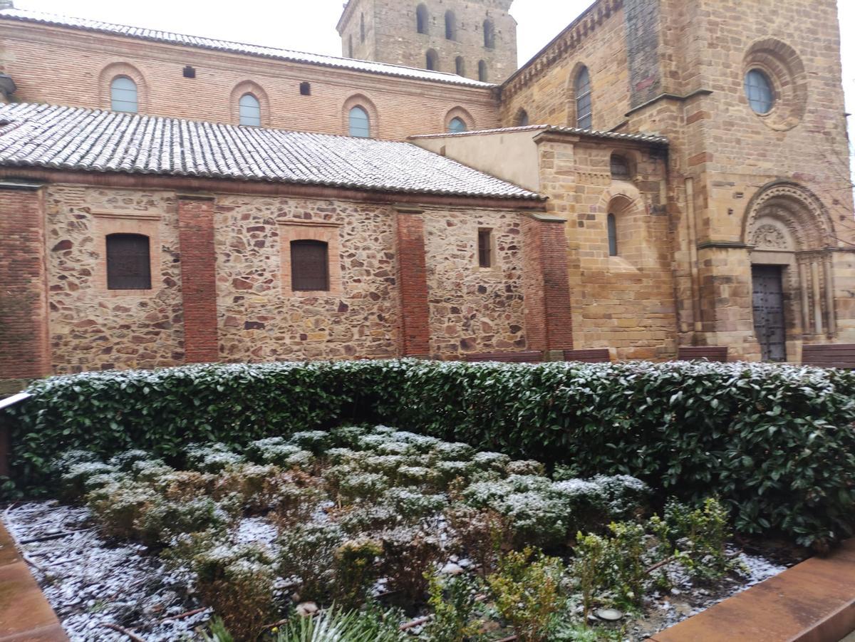 Benavente amanece vestida de blanco