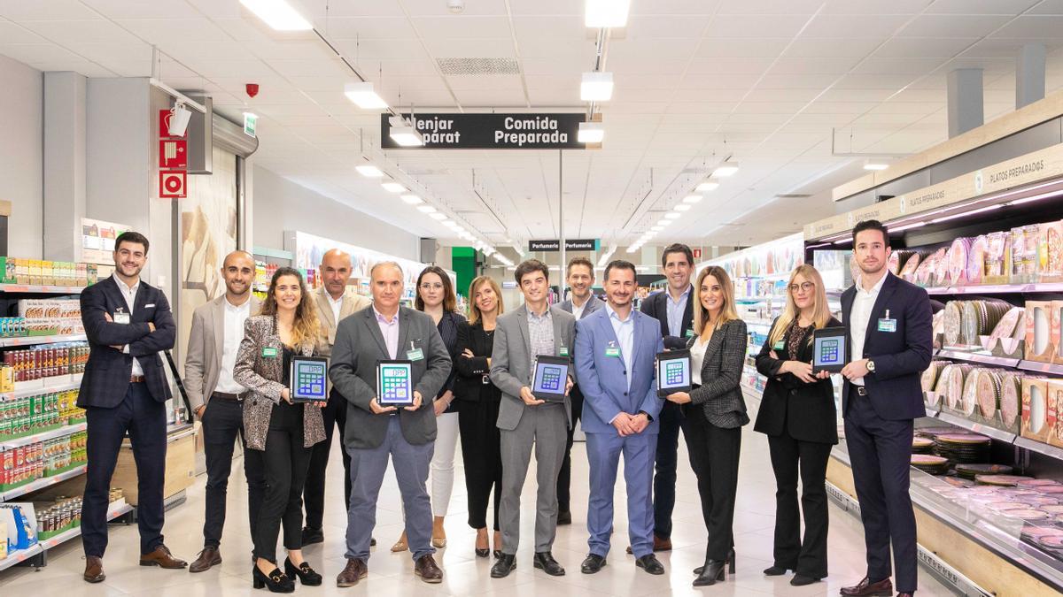 Trabajadores de Mercadona muestran la aplicación.