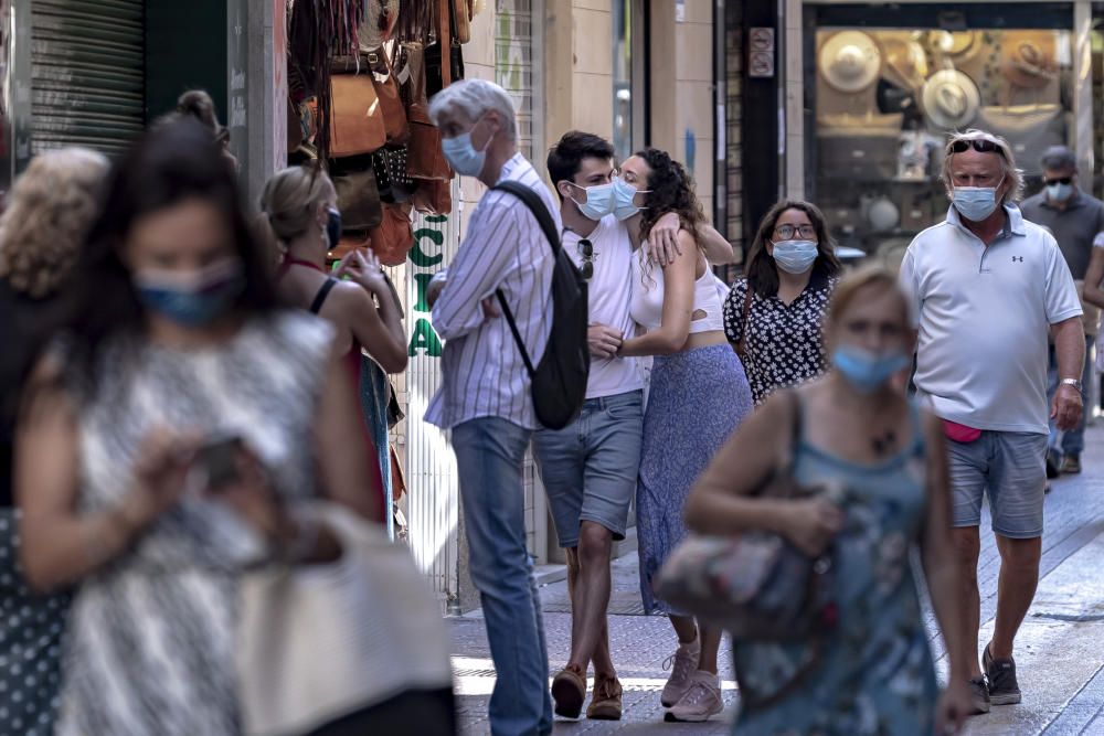 Los ciudadanos cumplen con la mascarilla el primer día de multas