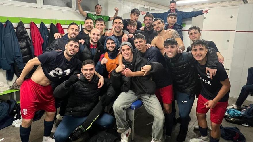 El vestuario de la UE Tavernes celebra su clasificación en La Nostra Copa