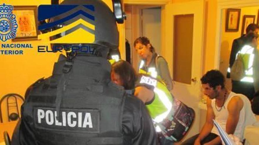 Agentes de la policía en uno de los registros.