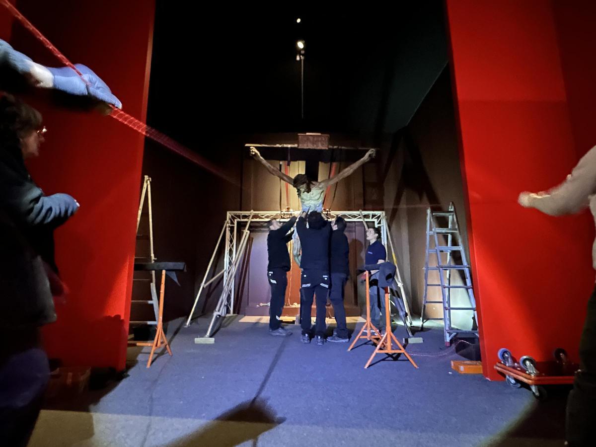 GALERÍA | Desmontaje del Cristo de las Injurias para la procesión del Silencio GALERÍA | Desmontaje del Cristo de las Injurias para la procesión del Silencio