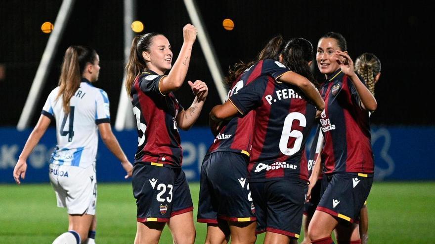 El equipo celebra el tanto de Lombídez.