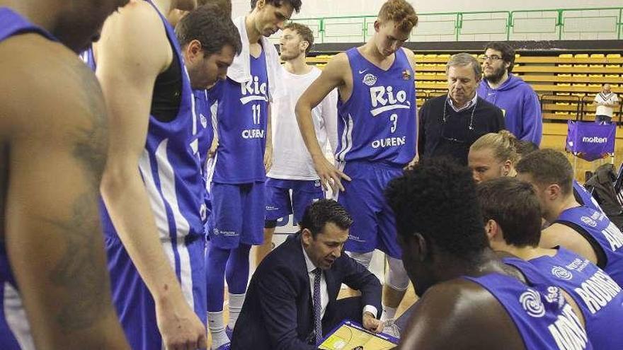 Los jugadores del COB, en el partido ante el Melilla. // I.O.