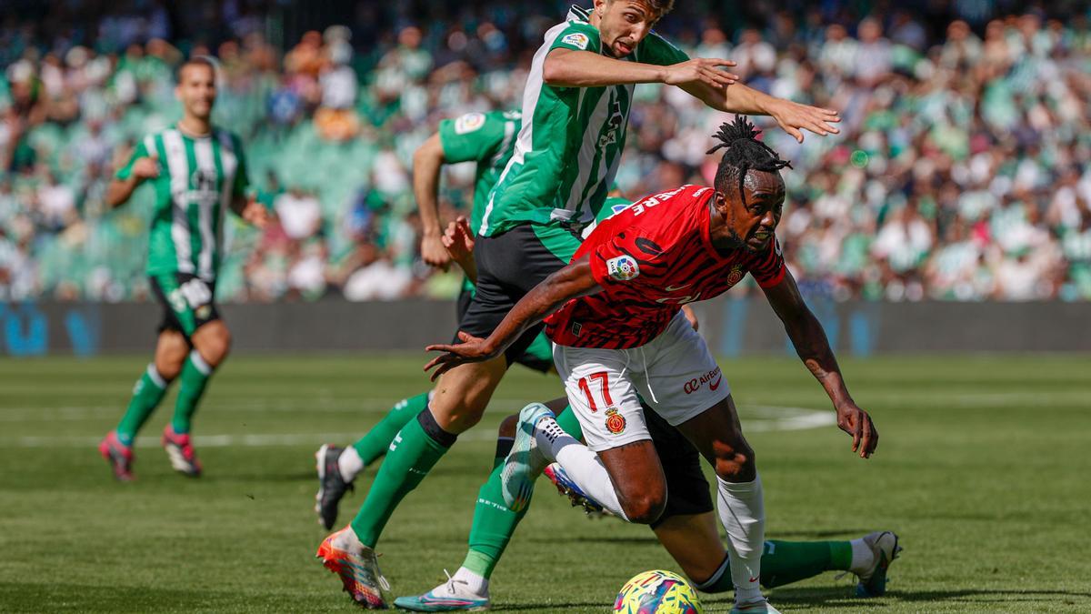 Kadewere conduce el balón en el partido ante el Betis.