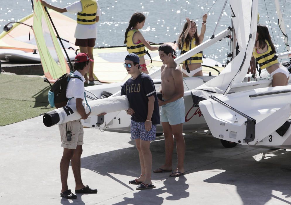 Infantin Elena und ihre Kinder Felipe Juan Froilán und Victoria Federica in der Segelschule von Calanova.