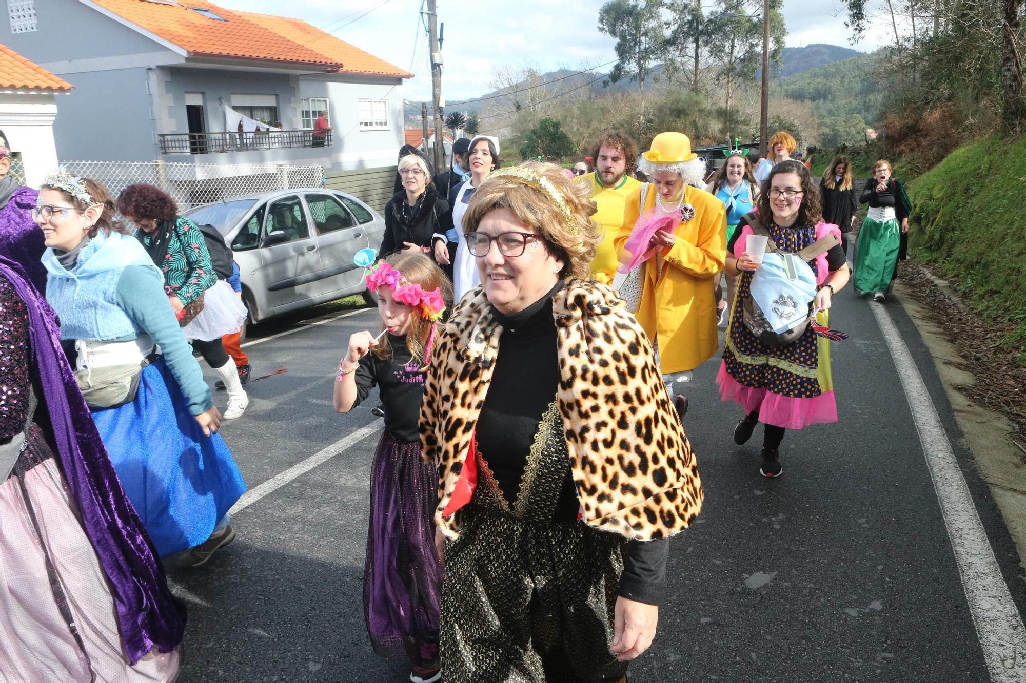 O Hío se disfraza de color, fiesta y alegría