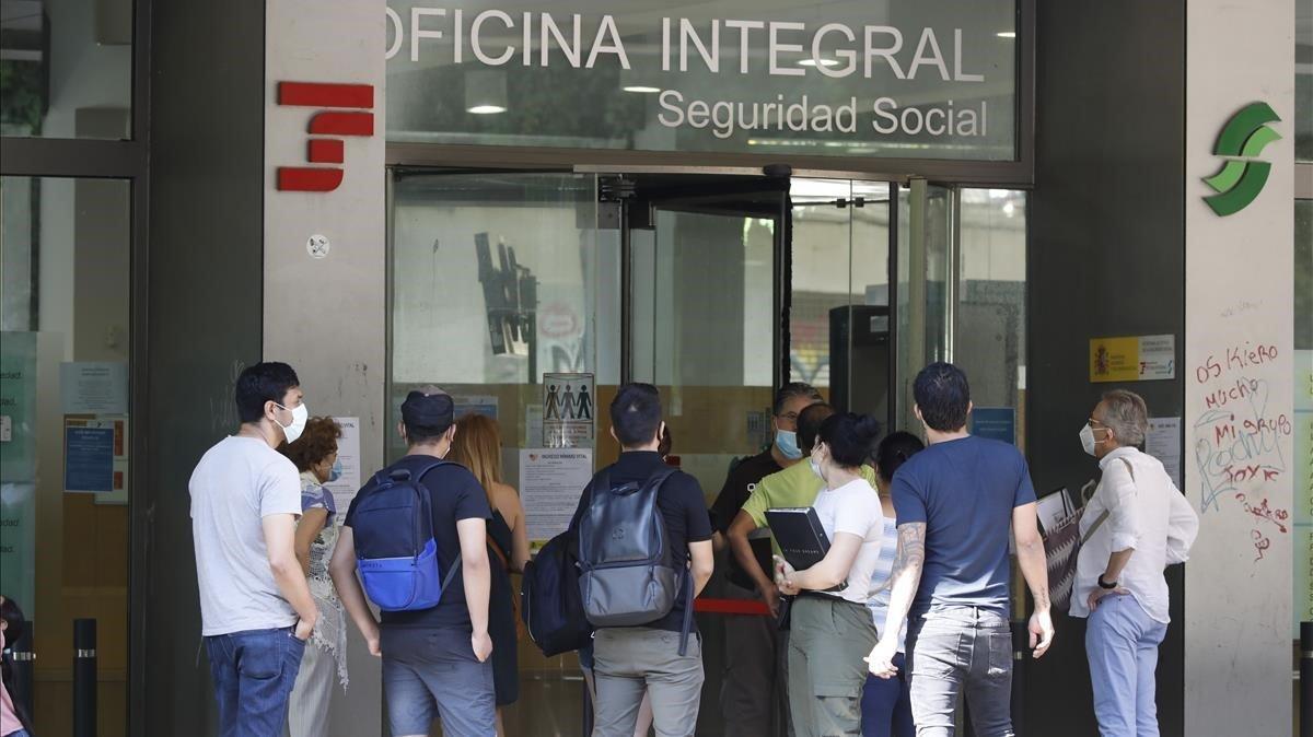 Colas delante de las oficinas de la Seguridad Social del Raval para pedir información sobre como pedir la ayuda del ingreso mínimo vital, esta mañana.