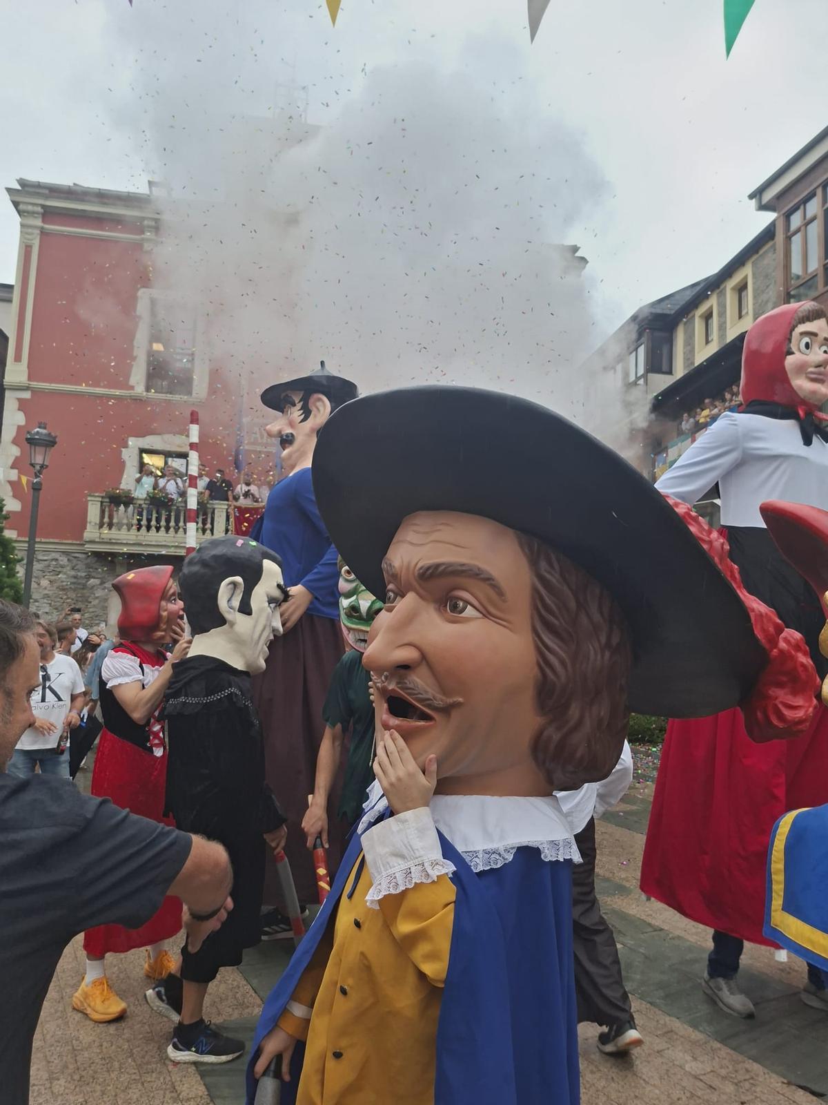 En imágenes: Así fue el chupinazo de las fiestas de Nuestra Señora de la Barca y San Roque En imágenes: Así fue el chupinazo de las fiestas de Nuestra Señora de la Barca y San Roque