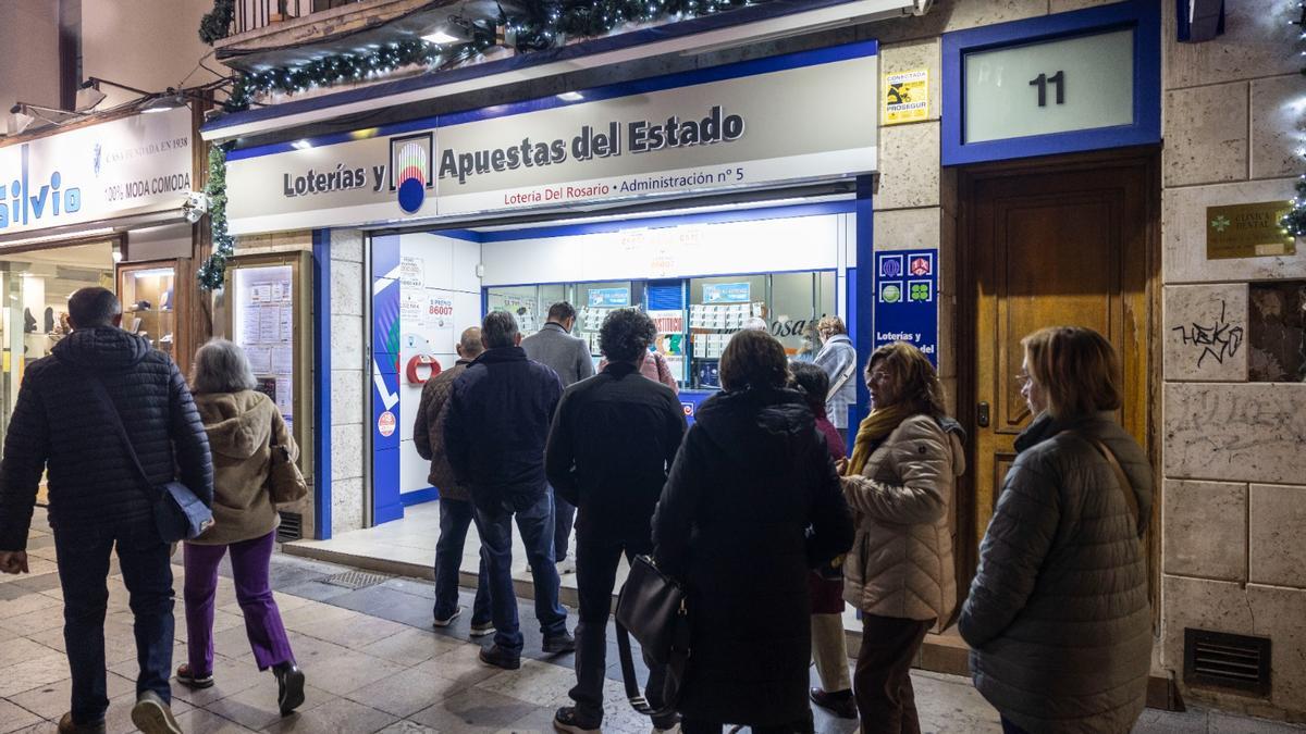 Colas frente a una administración de loterías de la comunidad.