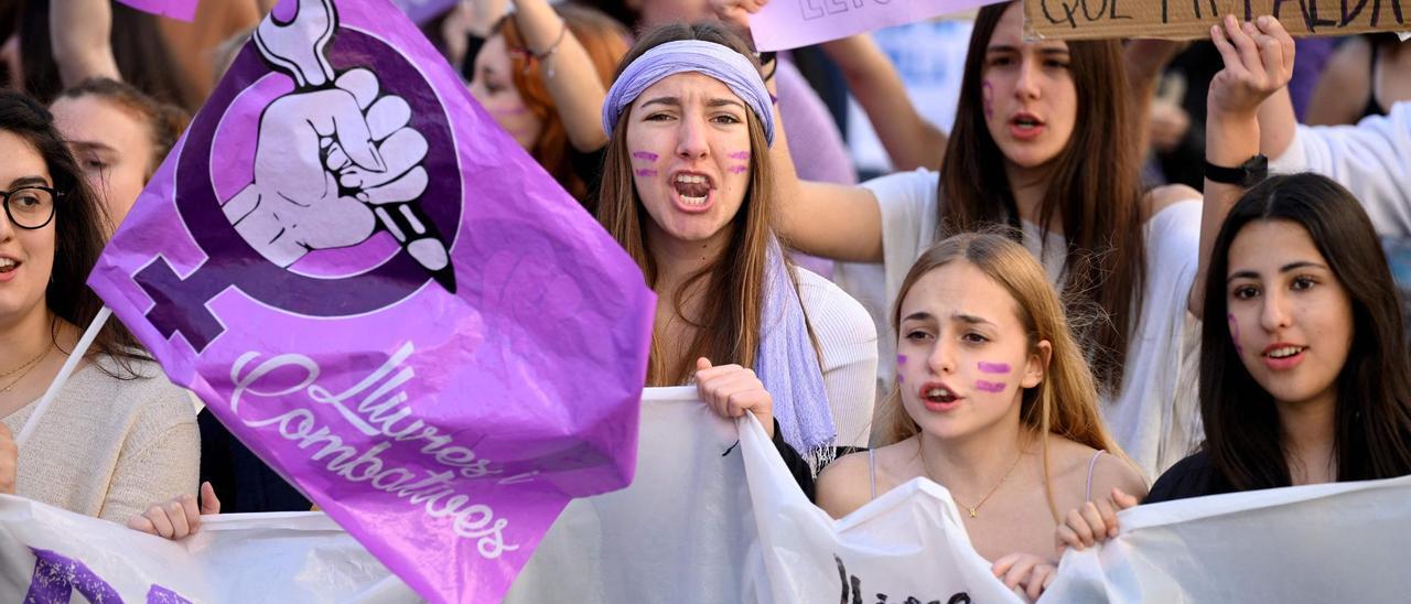 Estudiantes se manifiestan en Barcelona por el 8M