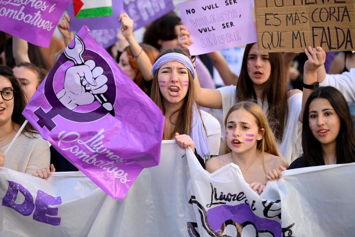 Estudiantes se manifiestan en Barcelona por el 8M