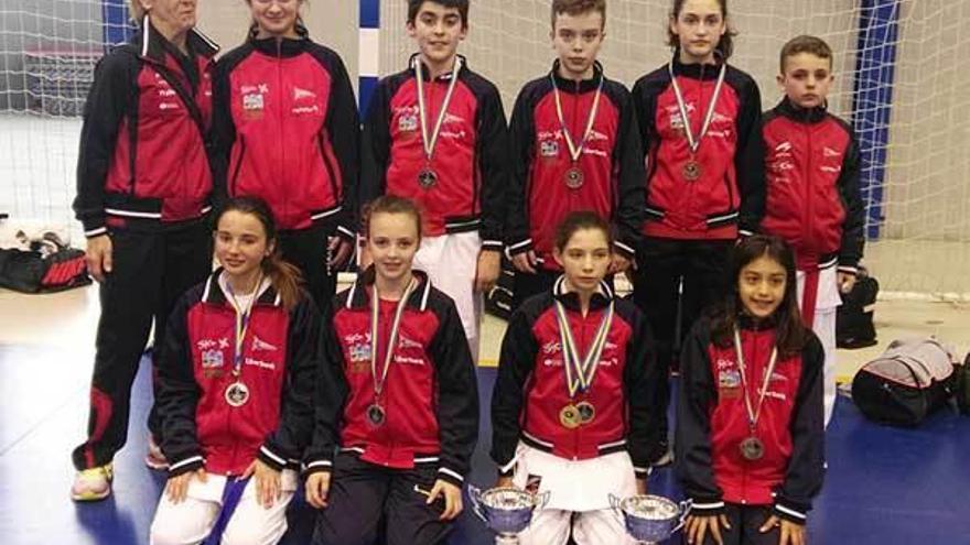 Karatekas del Grupo que participaron en el Campeonato de Asturias.