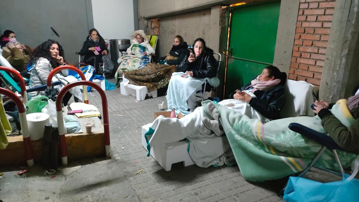 Limpiadoras en huelga en el hospital Reina Sofía.