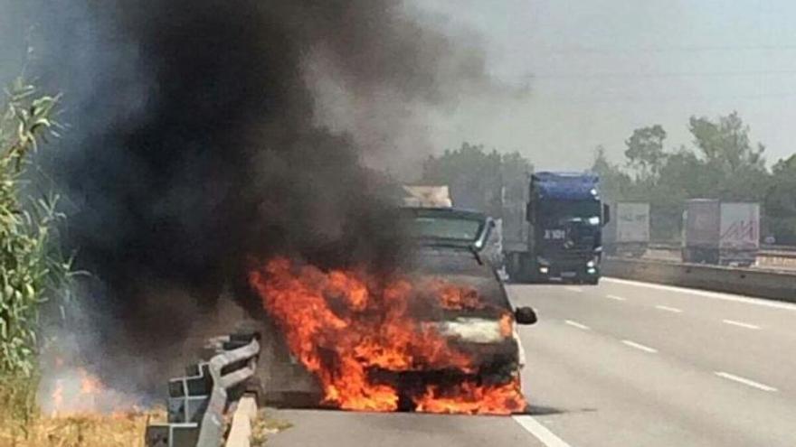 Crema un cotxe a l&#039;autopista AP-7 a Sils