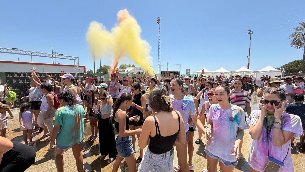 Explosión de color y agua: Así ha arrancado Torrellano sus fiestas