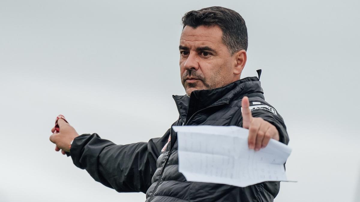 Míchel, el técnico del Girona, en un entrenamiento en La Vinya, la ciudad deportiva del club.