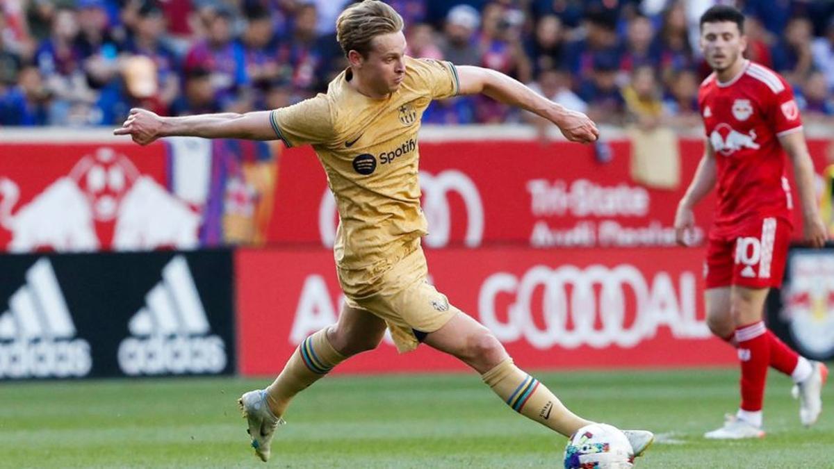 Frenkie de Jong conduce el balón en un ataque azulgrana.