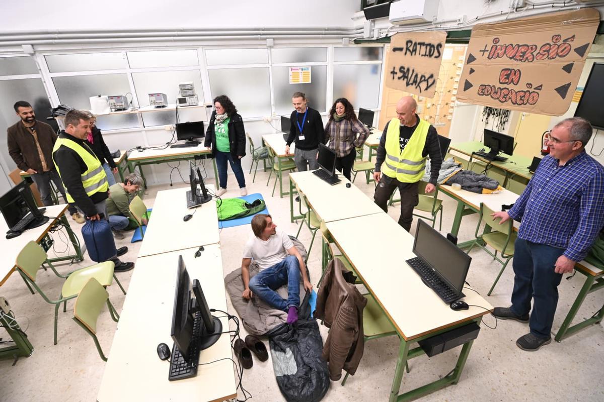 Cincuenta profesores del IES La Torreta de Elche se encierran para reclamar mejoras en la educación pública Cincuenta profesores del IES La Torreta de Elche se encierran para reclamar mejoras en la educación pública