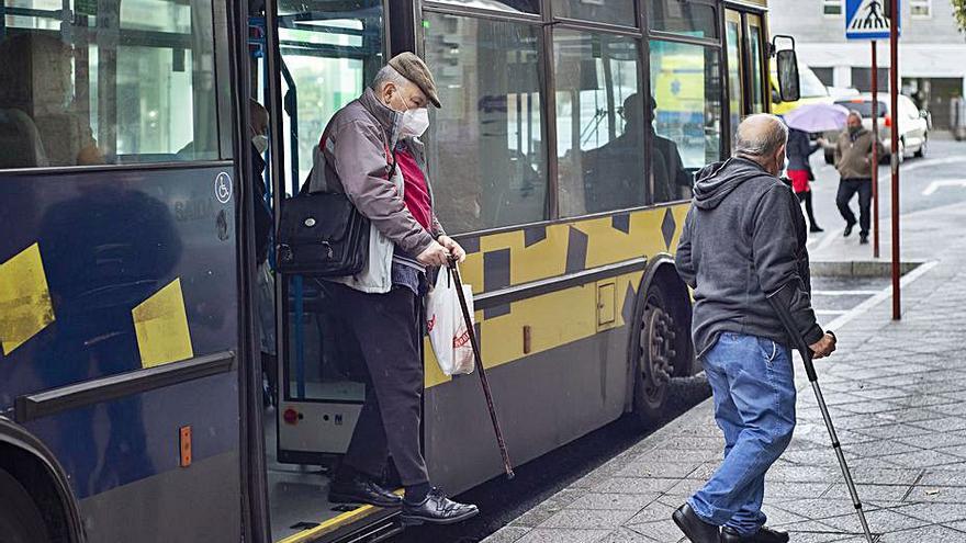 Usuarios llegando ayer al hospital, en un servicio mínimo. |   // C. PETEIRO