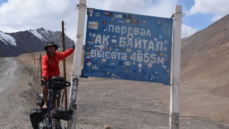 Un vecino de Almenara recorre la Ruta de la Seda en bicicleta