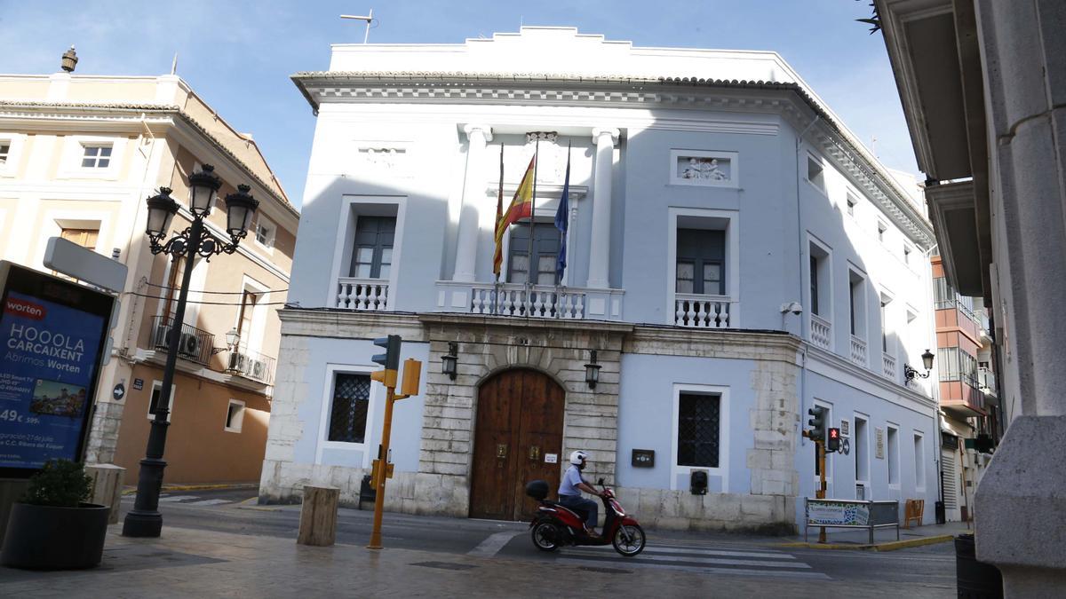 Fachada de la Casa consistorial de Carcaixernt.