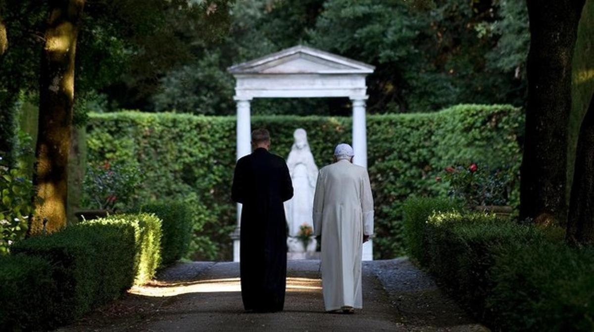 Benedicto XVI pasea con su secretario por los jardines de Castel Gandolfo, en el 2010.