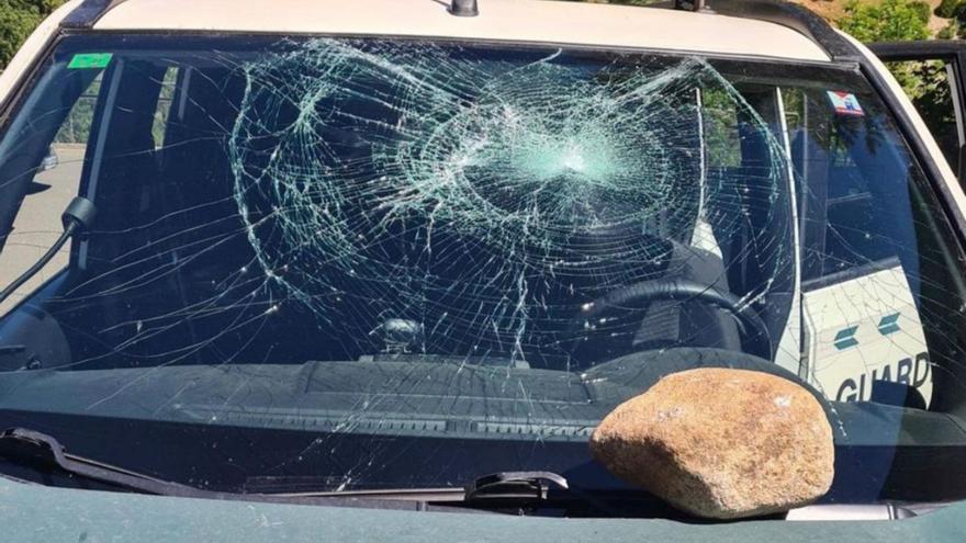 Condenados por reventar la luna de un coche de la Guardia Civil en un pueblo de Huesca