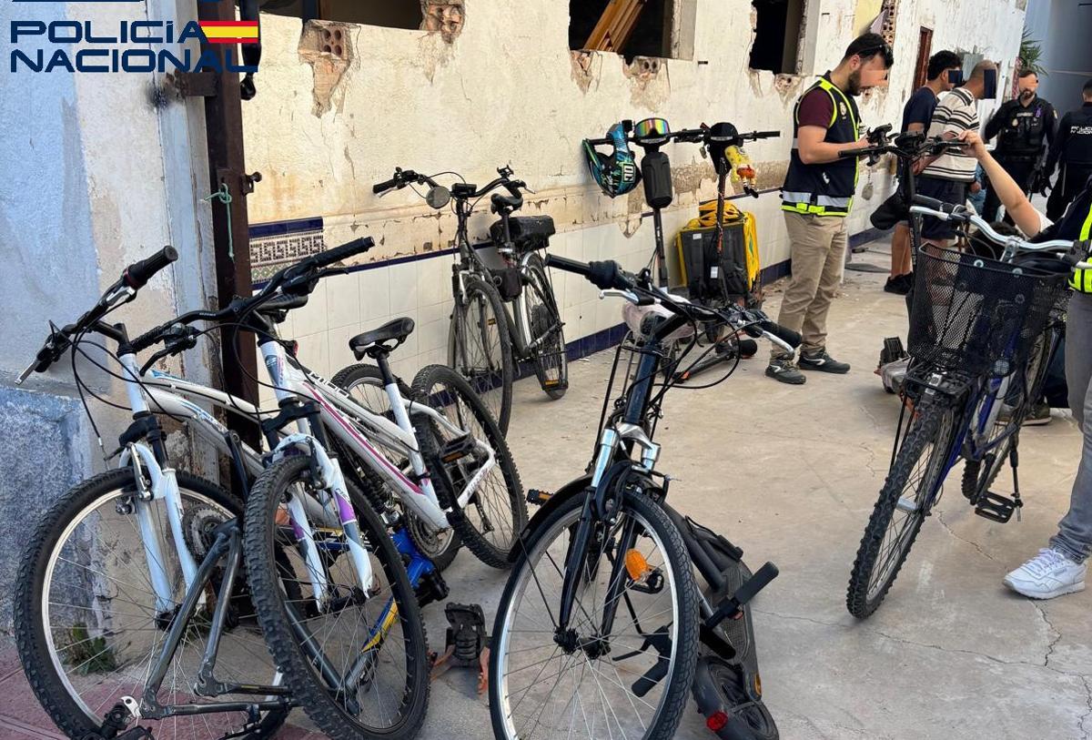 Una nave abandonada escondía bicicletas y patinetes robados en Murcia