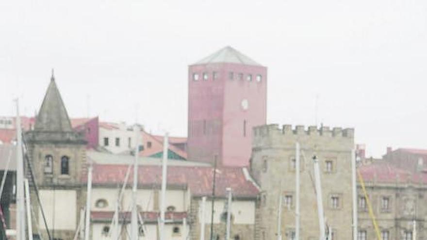 José Ramón Herrero Merediz, en el puerto deportivo de Gijón, durante su encuentro con LA NUEVA ESPAÑA. / marcos león