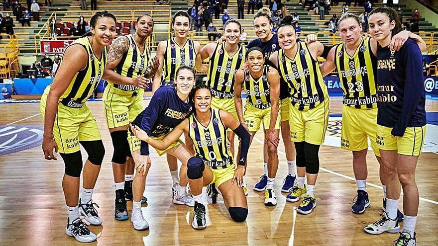 Les jugadores del Fenerbahçe celebrant la classificació.