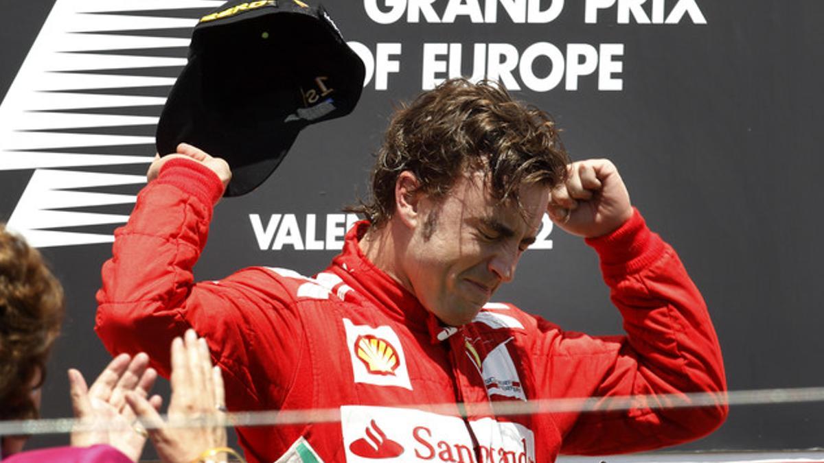 Alonso celebra su victoria en Valencia